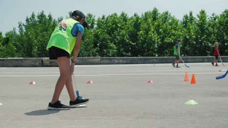 Folgende-Aufnahme-Eines-Jungen-Mädchens,-Das-Hockeyübungen-Macht,-Um-Ihre-Fähigkeiten-Zu-Verbessern