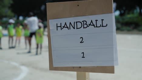 Toma-De-Establecimiento-Lento-De-Niños-Preparándose-Para-Jugar-Un-Partido-De-Balonmano