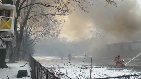 Feuerwehrleute-Löschen-Im-Winter-Einen-Brand-In-Den-Straßen-Eines-Viertels