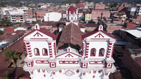 Drone-backward-view-of-the-Iglesia-Guatape-church-cathedral-in-the-city-center-of-a-small-colonial-village-close-to-Medellin