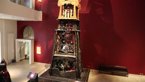 Menschenmenge-Beobachtet-Das-Glockenspiel-Des-Millennium-Glockenturms-Im-Nationalmuseum-Von-Schottland