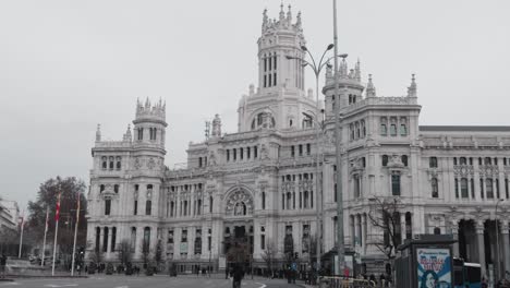 Amplia-Fachada-Del-Famoso-Edificio-Del-Palacio-De-Cibeles-En-El-Centro-De-La-Ciudad-De-Madrid,-España.