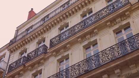 Architektonische-Details-Der-Balkone-In-Einem-Historischen-Gebäude-In-Nantes,-Frankreich