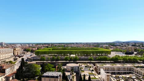 Toma-Aérea-Descendente-Del-Parque-Montpellier-En-Un-Hermoso-Día-De-Verano.