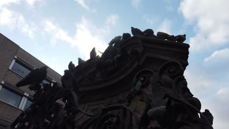 Muchas-Palomas-Sentadas-En-Una-Estatua-Histórica-En-La-Ciudad-Alemana-De-Nuremberg.