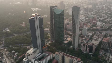 Lufthyperlapse-Von-Wolkenkratzern-An-Der-Reformationspromenade-In-Cdmx