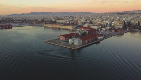 Thessaloniki-Hafenpier-Bei-Sonnenuntergang