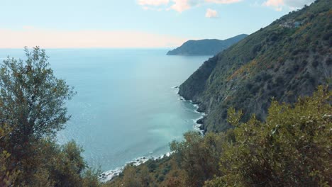 Cinque-Terre-Coastal-View-Corniglia-to-Vernazza,-Waves,-Trees,-Azure-Sky