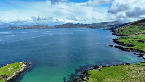 Drohne-Statisch-Beara-Halbinsel-Tiefblaue-Meere-Buchten,-Berge-Und-Bauschige-Wolken,-Die-Schönheit-Irlands-Und-Der-Wilde-Atlantikweg-Frühsommer