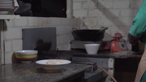 Cocinero-Vietnamita-Enciende-El-Fuego-De-Gas-Y-Limpia-La-Cocina-Asiática-De-La-Noche-Del-Wok