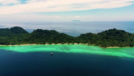 4K-Cinematic-nature-drone-footage-of-a-panoramic-aerial-view-of-the-beautiful-beaches-and-islands-surrounding-the-island-of-Koh-Lanta-in-Krabi,-South-Thailand,-on-a-sunny-day