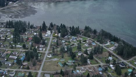 Barrio-Costero-Con-Casas-Junto-Al-Agua-Aérea