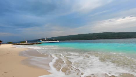 Un-Hombre-Explorando-La-Costa-Con-Una-Embarcación-Atracada-En-El-Puerto.