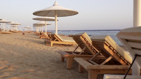 Schwenk-Von-Rechts-Nach-Links-Am-Strand-In-Einem-Hotel