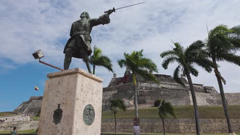 Outskirts-of-castle-San-Felipe-de-Barajas-and-statue-of-Spanish-admiral-Blas-de-Lezo,-Cartagena