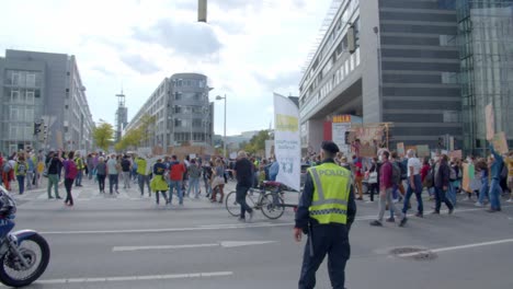 Los-Agentes-De-Policía-Controlan-Y-Escoltan-A-Los-Manifestantes-Que-Caminan-Por-La-Calle-Durante-La-Huelga-Climática-Mundial-De-2021-En-Saint-Polten,-Austria.