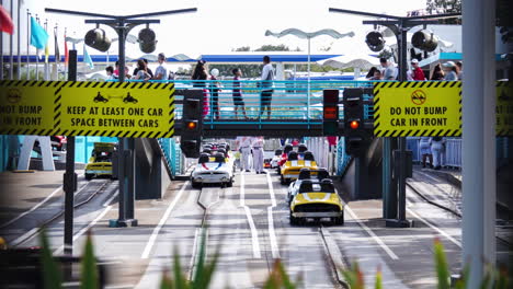 Timelapse-De-Los-Asistentes-Al-Parque-Magic-Kingdom-De-Disney-Haciendo-Cola-Y-Montando-Los-Mini-Autos-Propulsados-Por-Gasolina-Del-Tomorrowland-Speedway