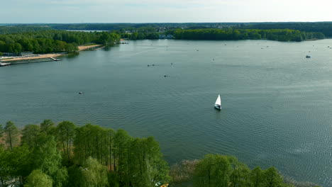 Ukiel-See-Mit-Einem-Segelboot-Und-Mehreren-Kleinen-Booten-Auf-Dem-Wasser