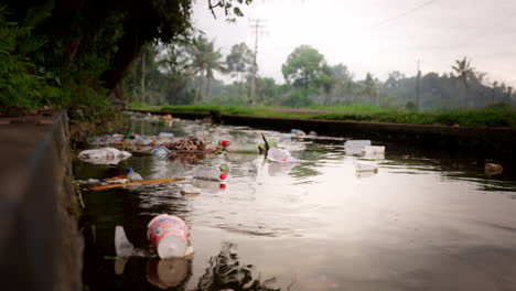 Basura-Flotante-En-Un-Río-En-Bali,-Indonesia