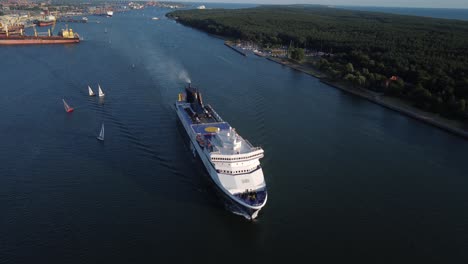 Enorme-Ferry-Dfds-Que-Sale-Del-Puerto-De-Klaipeda,-Vista-Aérea-Sobrevolando