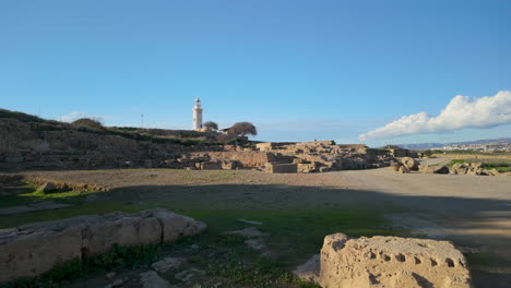 Die-Ruinen-Der-Archäologischen-Stätte-Von-Nea-Paphos-Mit-Einem-Leuchtturm-Im-Hintergrund