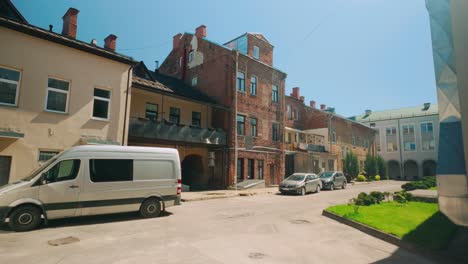 El-Patio-De-Daugavpils-Se-Revela-Con-Un-Movimiento-Steadicam-De-ángulo-Holandés-De-Ensueño-Que-Muestra-Arquitectura-Y-Casas-Antiguas.