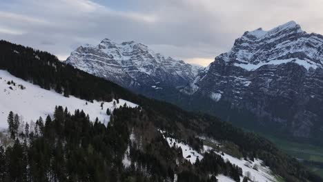 The-snow-draped-summits-in-the-Canton-of-Glarus,-Switzerland,-the-regal-splendor-of-the-mountain-range-harmonizing-with-the-wintry-terrain