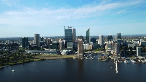 Luftaufnahme-Der-Skyline-Von-Perth-Mit-Wolkenkratzern,-Hafen-Und-Elizabeth-Quay-Bridge-In-Westaustralien