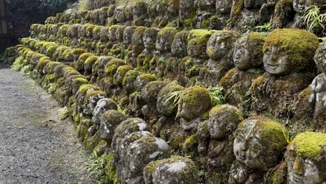 Gehende-Neigung-In-Richtung-Der-Rakan-Statuen-Des-Otagi-Nenbutsuji-Tempels-In-Japan