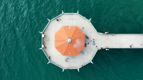 Top-down-View-of-Roundhouse-Aquarium-At-Manhattan-Beach-Pier-In-California,-USA