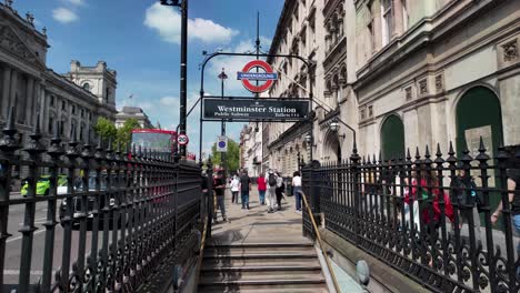 Una-Escena-Diurna-De-Personas-Atravesando-La-Entrada-De-La-Estación-De-Metro-De-Westminster-En-Londres