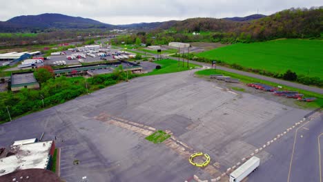 Luftaufnahme-Eines-Truckstops-In-Pennsylvania-Mit-Mehreren-Geparkten-Sattelschleppern