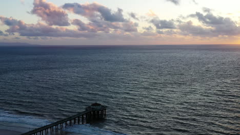 Manhattan-Beach-Pier-And-Seascape-At-Dusk-In-California,-USA