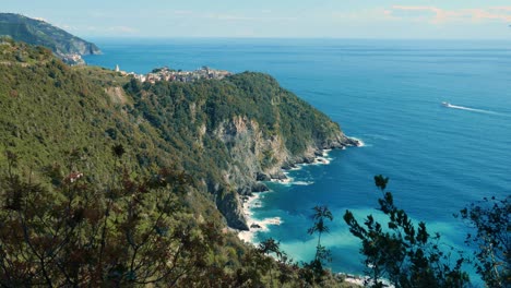 Cinque-Terre-Corniglia-Revelación-Costera-Con-Nubes-Y-Horizonte.