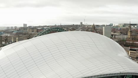 Una-Elevación-Que-Revela-El-Centro-De-La-Ciudad-De-Newcastle,-Los-Puentes-Tyne-Y-El-Río-Tyne.