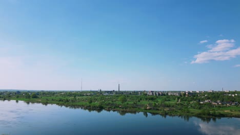 Antena-Fija-Del-Horizonte-De-Daugavpils-Junto-Al-Río-Daugava-Durante-La-Primavera.