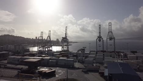 Luftaufnahme-Der-Kräne-Und-Containerschiffe-Im-Hafen-Von-Vigo,-Die-Bei-Sonnenuntergang-In-Der-Sperre-Von-Covid-Auf-Die-Verschiffung-Warten