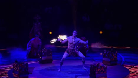 Un-Hombre-Polinesio-Realiza-Una-Danza-Del-Fuego-En-El-Escenario-Durante-Un-Espectáculo-En-Las-Vegas.