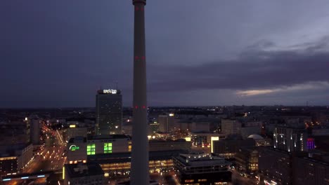 Drohne-Fliegt-Hoch-Zum-Fernsehturm-In-Berlin-I-Sonnenaufgang