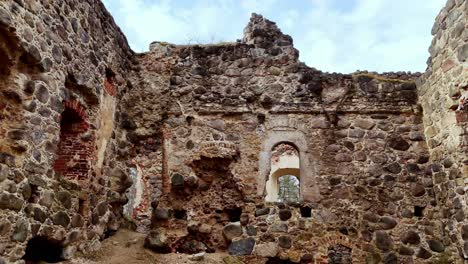 Restos-Del-Castillo-Medieval-De-Rauna-En-Smiltene,-Letonia.