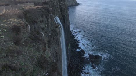 Statische-Aufnahme-Des-Wassers,-Das-An-Den-Berühmten-Mealt-Falls-Auf-Der-Isle-Of-Skye-Fließt
