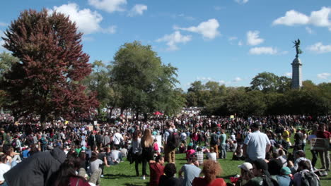 Reunión-De-Manifestantes-Contra-El-Cambio-Climático-En-El-Parque-Mont-royal-De-Montreal