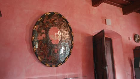 Barockzimmer-Im-Schloss-Trakošćan-Mit-Einem-Verzierten-Ovalen-Spiegel-An-Einer-Rosa-Wand