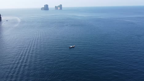 Longtail-Boot,-Schwimmt-In-Der-Nähe-Einer-Tropischen-Insel,-Feuchter,-Nebliger-Morgen