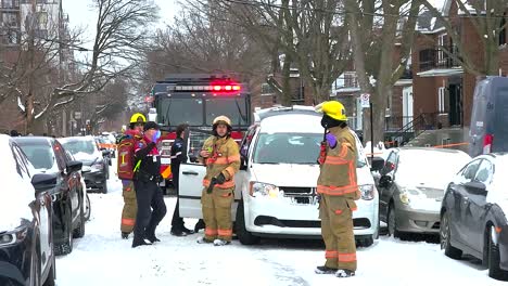 Bomberos-Y-Bomberos-En-Una-Calle-Blanca-Y-Nevada-En-Quebec,-Canadá.