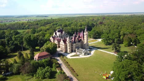 Malerische-Landschaft-Der-Burg-Moszna-In-Polen---Luftaufnahme-Einer-Drohne