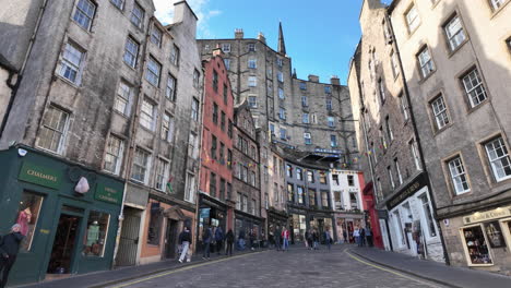 Small-shops-in-Edinburgh-at-the-steep-Victoria-Street-on-a-sunny-day