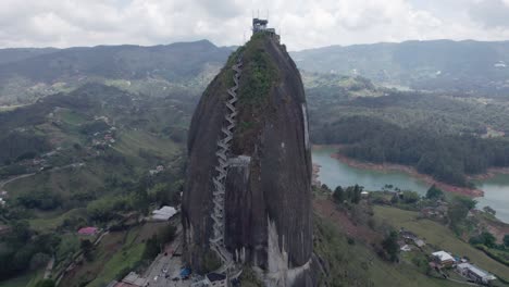 Rückwärtsaufnahme-Des-Felsens-La-Piedra-Del-Peñol-Guatapé