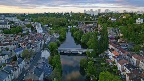 Puente-Pont-Joubert-Sobre-El-Río-Clain-En-Poitiers-En-Francia