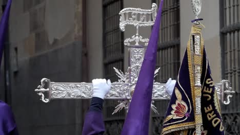 Un-Penitente-Con-Un-Enorme-Capirote-Sosteniendo-Una-Enorme-Cruz-De-Plata-Durante-Las-Celebraciones-De-Semana-Santa-En-Madrid.